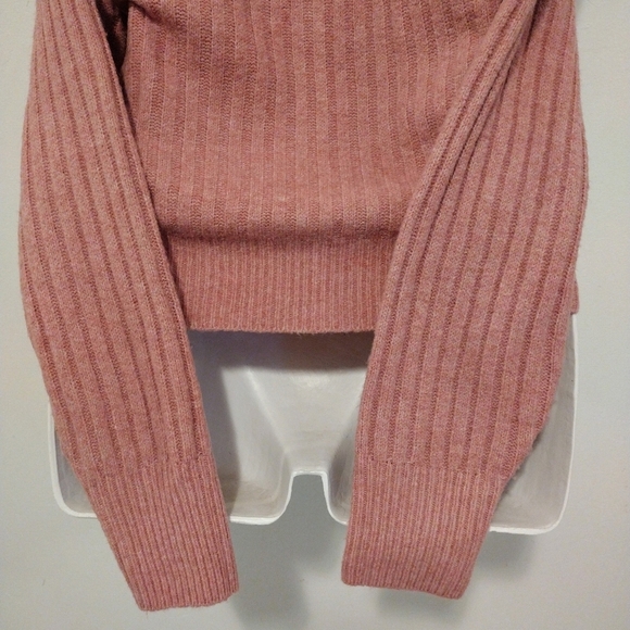 SO - Gigi Neck Pullover Sweater Ireland Pink - Picture 11 of 16
